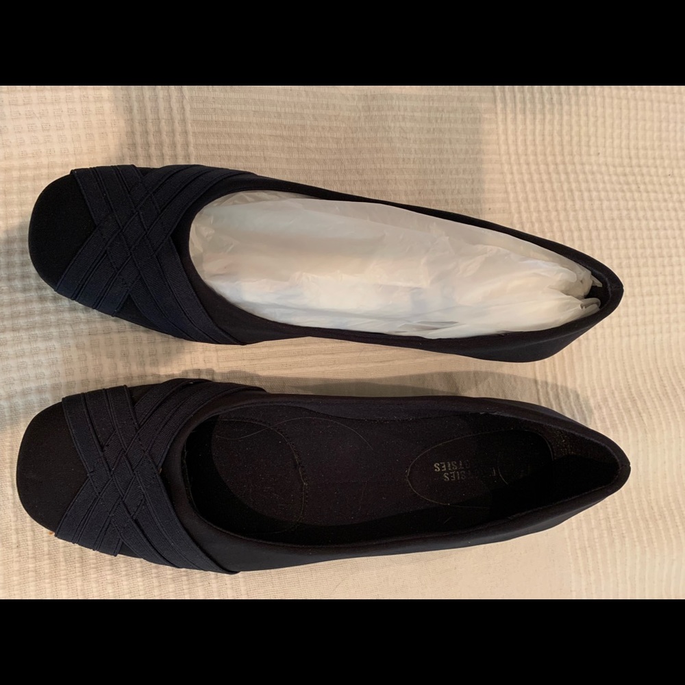 Navy dressy flats.